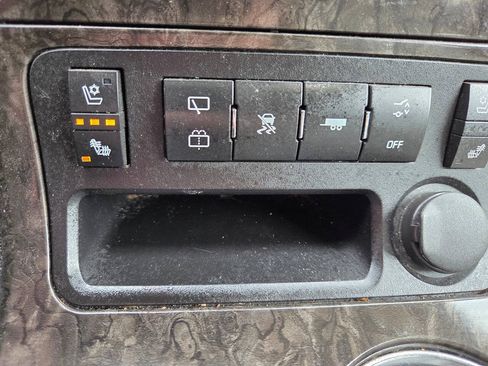 Used 2011 GMC Acadia Denali AWD/4WD image 9