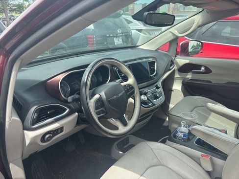 Used 2017 Chrysler Pacifica Limited FWD image 6
