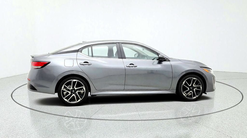Used 2025 Nissan Sentra SR FWD image 4