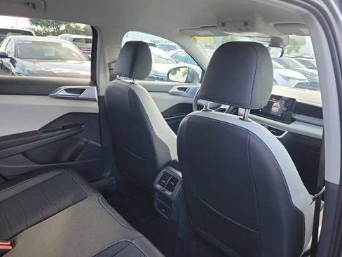 Certified 2025 Volkswagen Taos SE FWD image 9