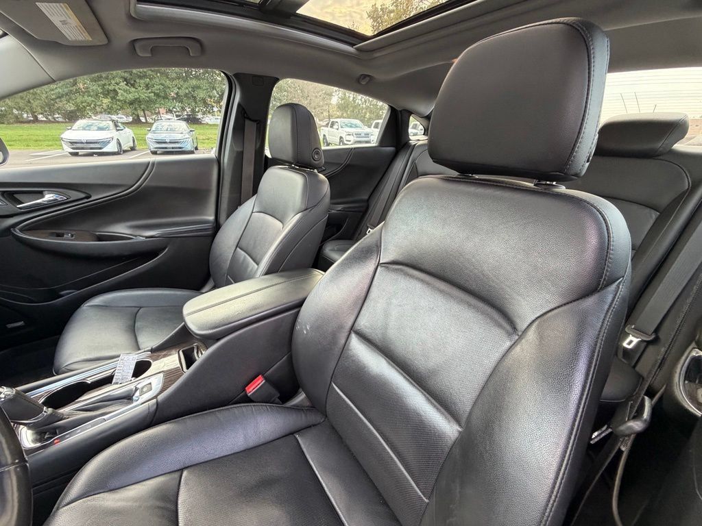 Used 2018 Chevrolet Malibu Premier w/ Premier Sun and Wheel Package FWD image 7