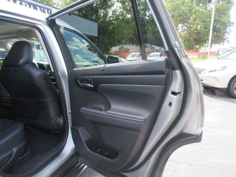 Used 2023 Toyota Highlander XLE FWD image 18