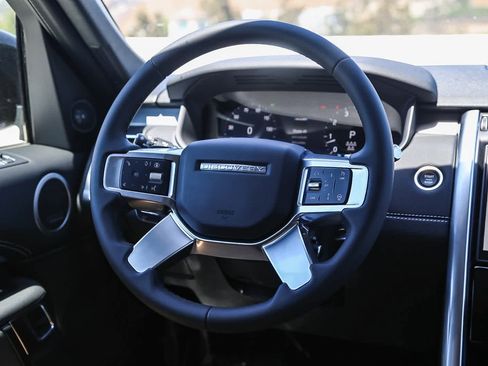 New 2025 Land Rover Discovery Dynamic SE image 15