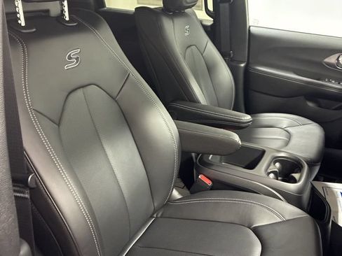 New 2026 Chrysler Pacifica Select FWD image 33