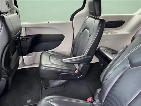 Used 2023 Chrysler Pacifica Touring-L FWD image 8