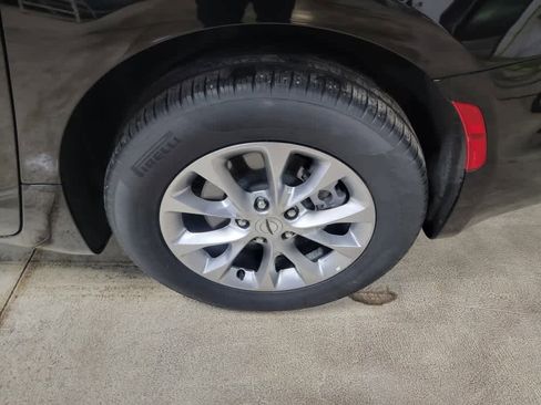 Used 2024 Chrysler Pacifica Touring-L image 6