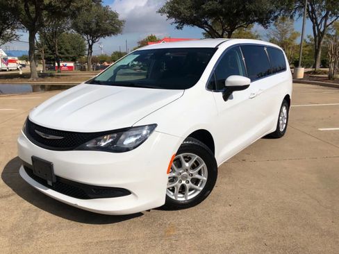 Used 2021 Chrysler Voyager LX FWD image 1