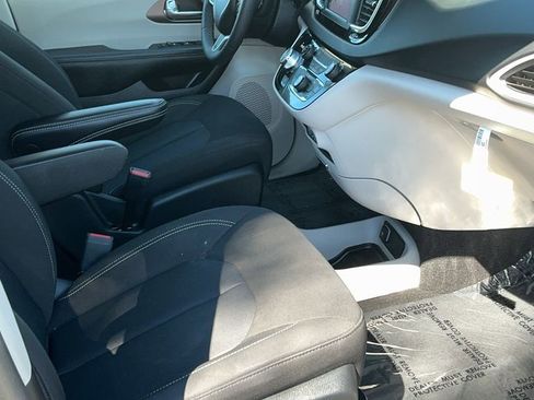 Used 2023 Chrysler Voyager LX image 20