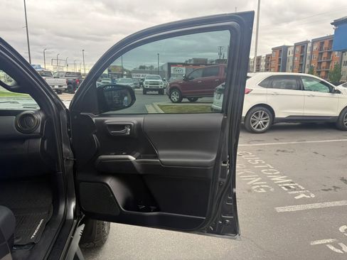Used 2020 Toyota Tacoma TRD Off-Road w/ Technology Package AWD/4WD image 27