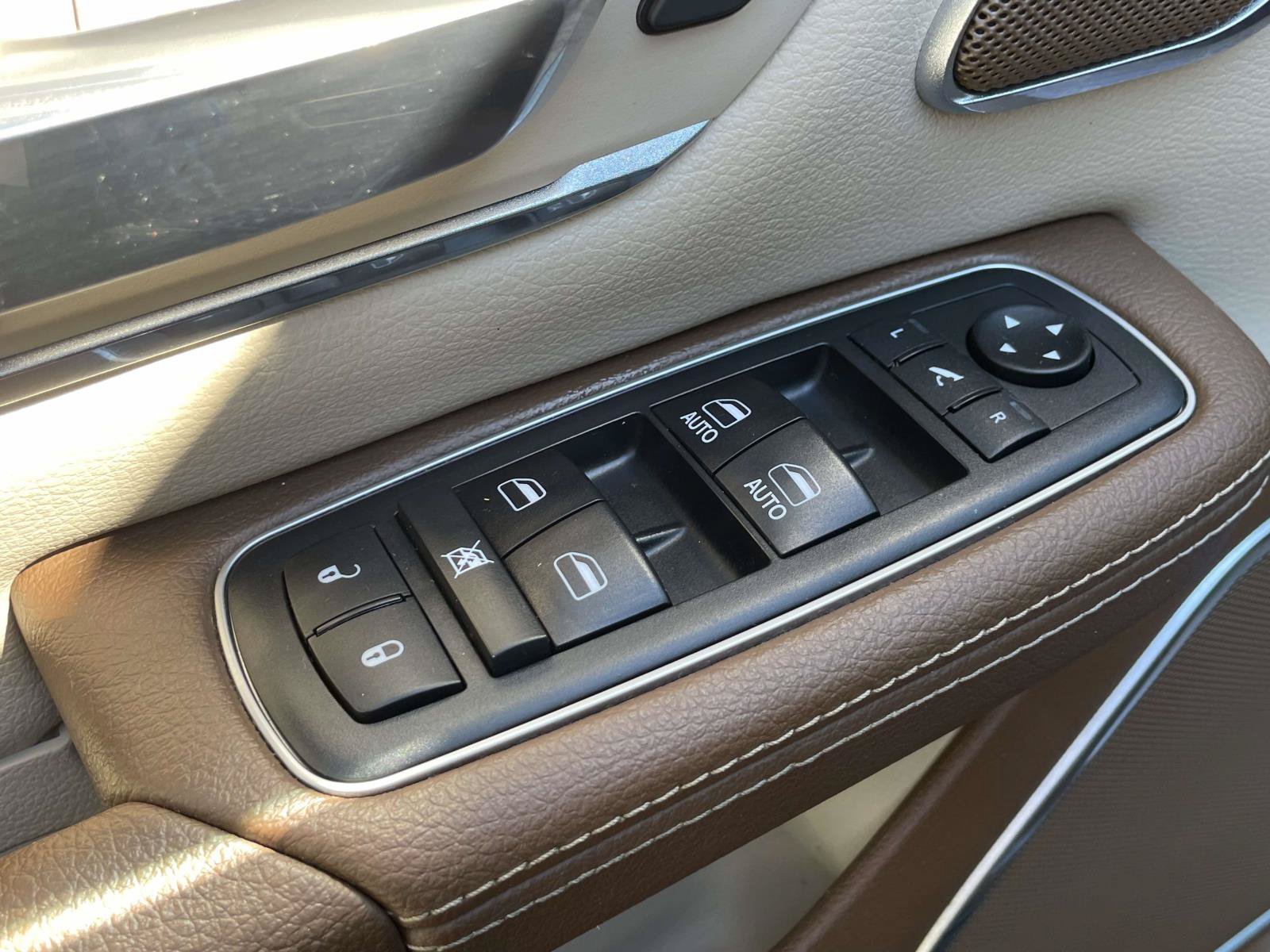 Used 2019 RAM 1500 Laramie AWD/4WD image 18