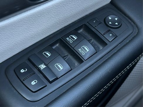 Used 2024 Chrysler Pacifica Limited FWD image 46