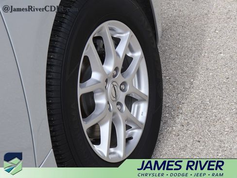 Used 2024 Chrysler Pacifica Touring-L FWD image 41