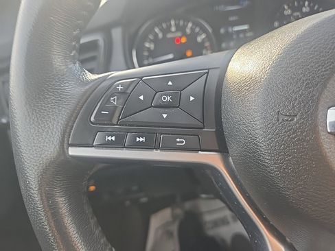 Used 2017 Nissan Rogue SV image 18