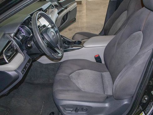Used 2020 Toyota Camry LE FWD image 7