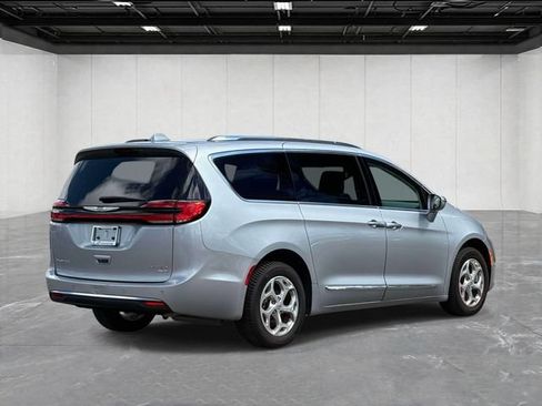 Used 2021 Chrysler Pacifica Limited AWD/4WD image 5