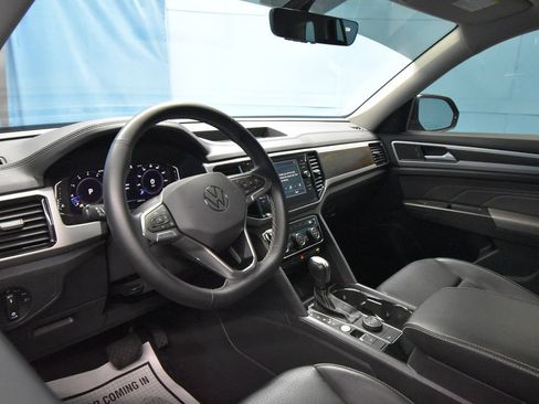 Used 2022 Volkswagen Atlas SE image 2