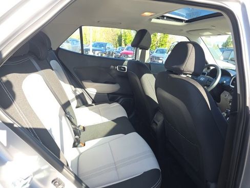 Used 2025 Hyundai Venue SEL image 24