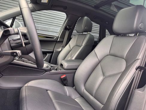 Certified 2026 Porsche Macan AWD/4WD image 5