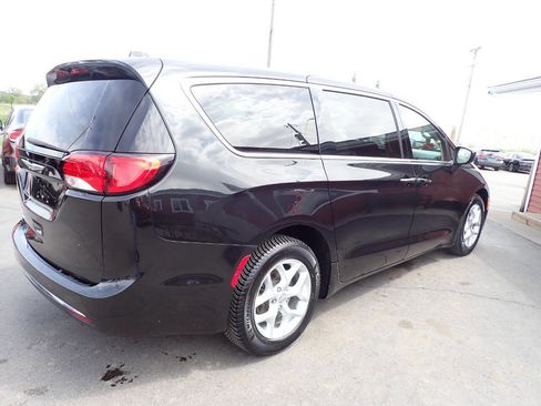 Used 2017 Chrysler Pacifica Touring Plus w/ Tire & Wheel Group FWD image 6