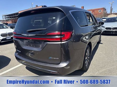 Used 2023 Chrysler Pacifica Touring-L FWD image 9