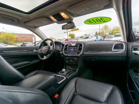 Used 2018 Chrysler 300 Touring L image 25