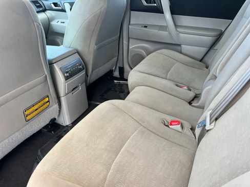 Used 2013 Toyota Highlander Plus FWD image 5