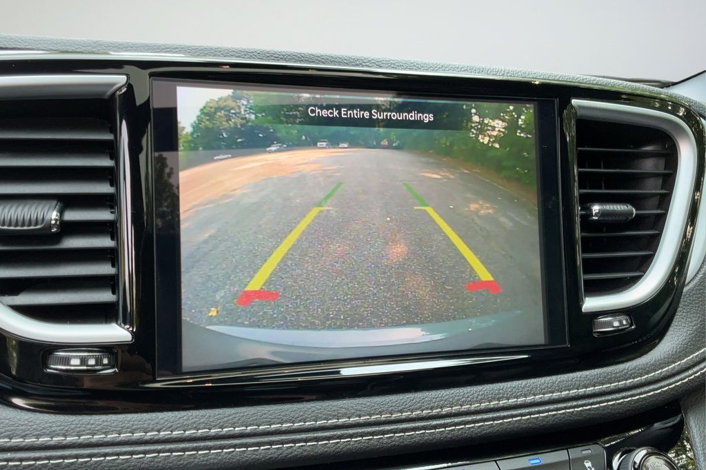 Used 2025 Chrysler Pacifica Limited FWD image 16