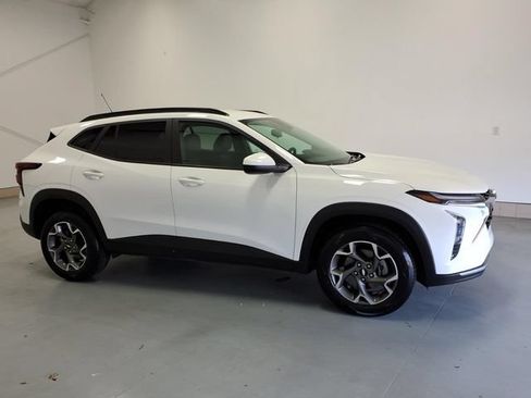 Used 2024 Chevrolet Trax LT FWD image 2