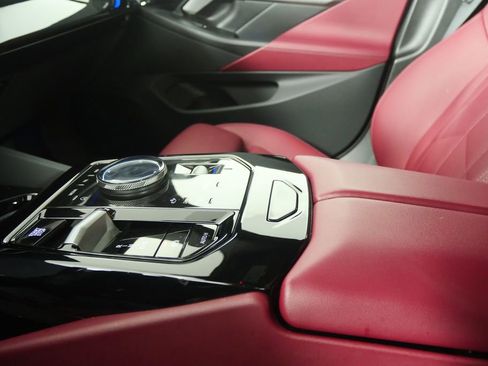 Certified 2025 BMW 530i image 21