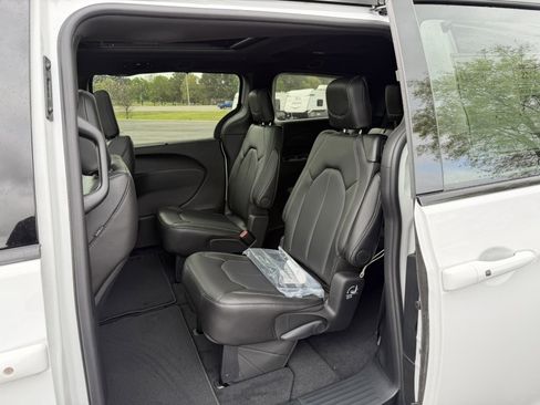 New 2026 Chrysler Pacifica Select FWD image 13