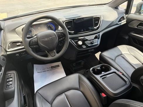 Used 2023 Chrysler Pacifica Touring-L w/ S Appearance Package FWD image 17