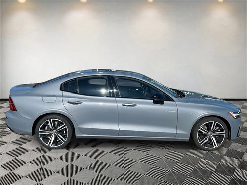 Used 2022 Volvo S60 T8 R-Design image 2
