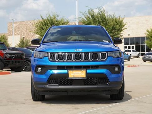 Used 2023 Jeep Compass Latitude AWD/4WD image 2