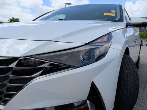 Used 2021 Hyundai Elantra SEL w/ Convenience + Premium Package FWD image 3