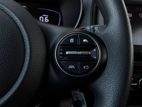 Used 2025 Kia Soul LX w/ LX Technology Package FWD image 32
