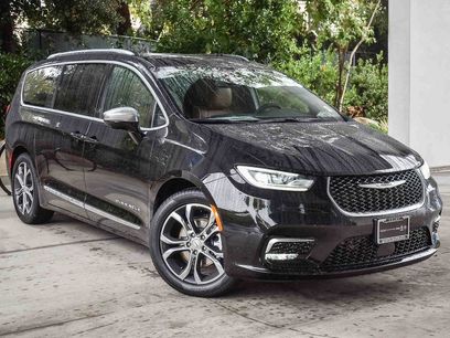 New 2026 Chrysler Pacifica Pinnacle w/ Trailer Tow Group