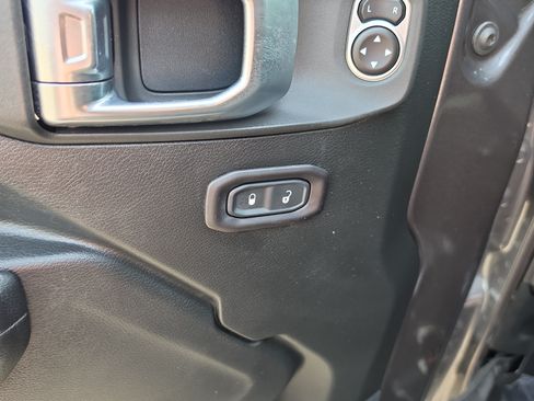 Used 2018 Jeep Wrangler Unlimited Sport S AWD/4WD image 19