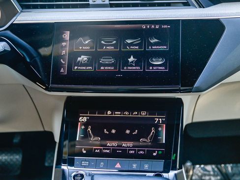 Used 2023 Audi e-tron Premium w/ Convenience Plus Package image 14