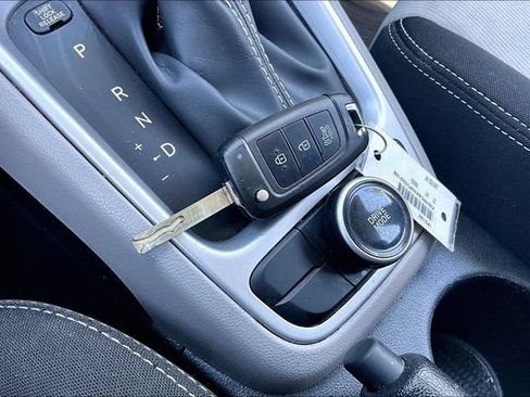 Used 2023 Hyundai Venue SEL FWD image 11