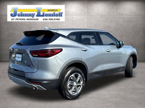 Used 2025 Chevrolet Blazer LT FWD image 2