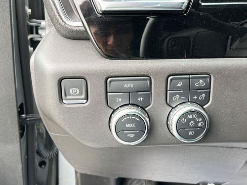 Used 2025 GMC Sierra 1500 SLT AWD/4WD image 12