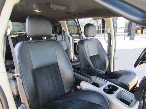 Used 2017 Dodge Grand Caravan SXT FWD image 34