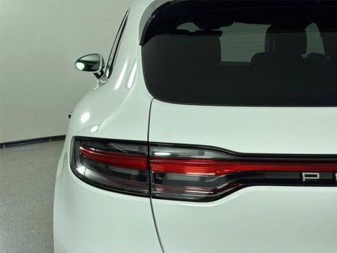 Certified 2022 Porsche Macan AWD/4WD image 16