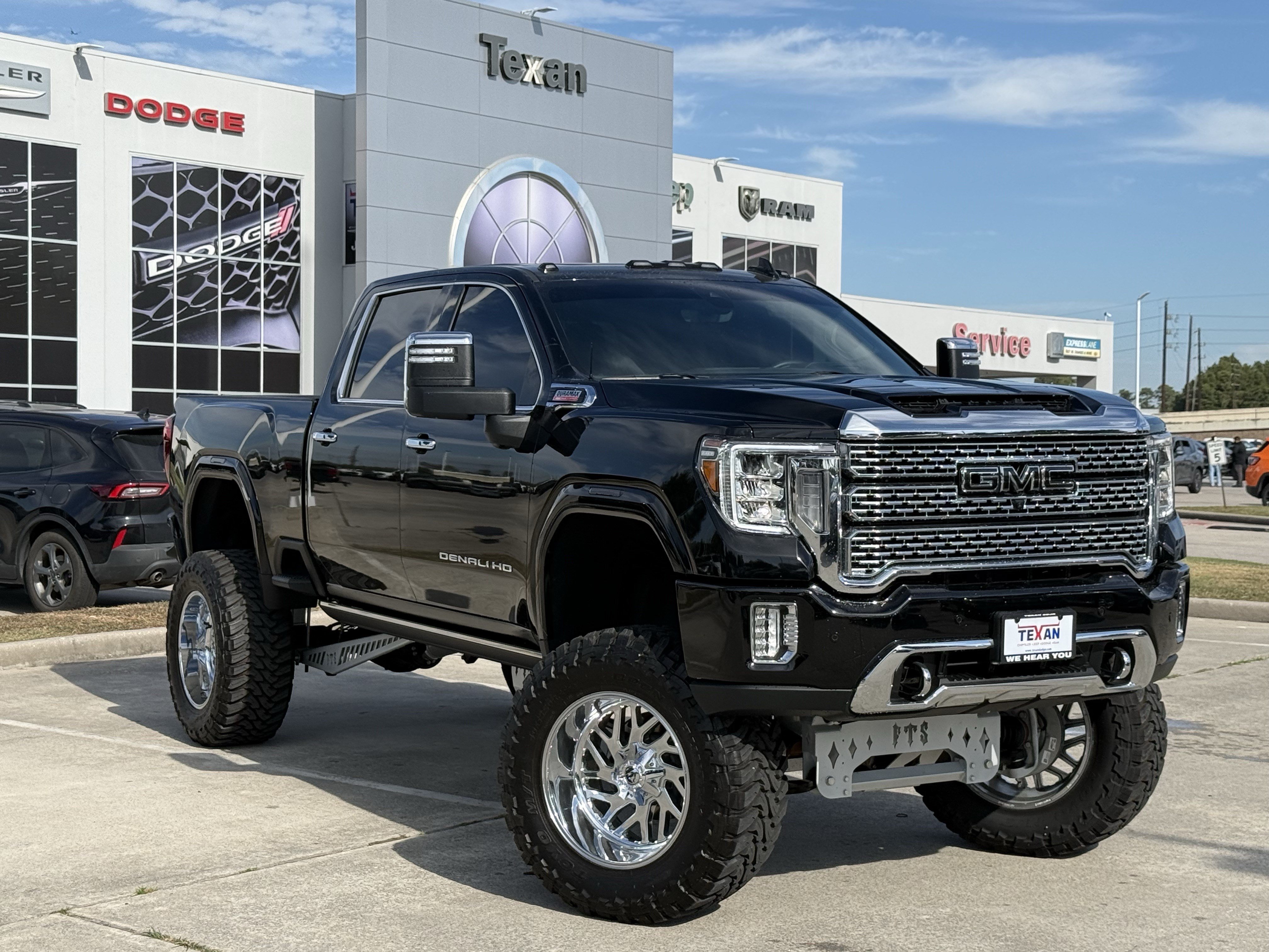 Used 2021 GMC Sierra 2500 Denali w/ Denali Black Diamond Edition AWD/4WD image 2