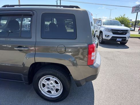 Used 2016 Jeep Patriot Sport w/ Power Value Group AWD/4WD image 9