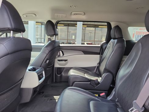 Used 2022 Kia Carnival LX image 11