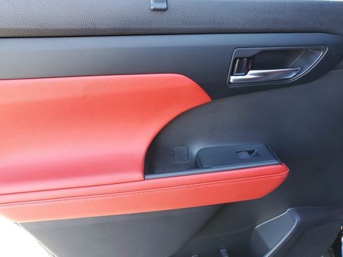 Used 2023 Toyota Highlander XSE image 12