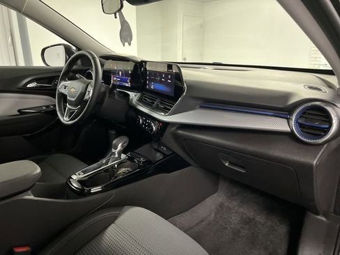 Certified 2025 Chevrolet Trax LT w/ LT Convenience Package image 28