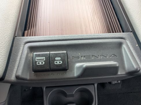 Used 2022 Toyota Sienna XLE FWD image 19