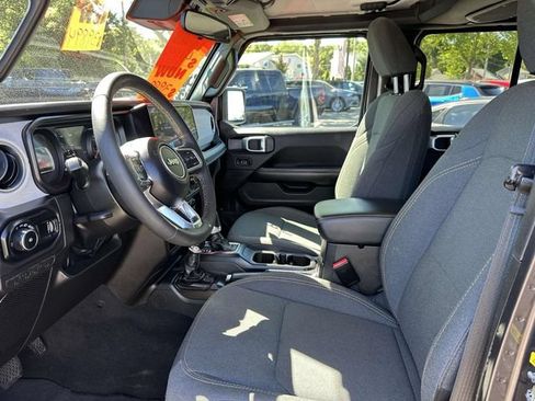 Used 2025 Jeep Wrangler Unlimited Sahara AWD/4WD image 10